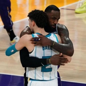 生涯首回LA战詹皇 三球兴奋过头难掩天赋溢出